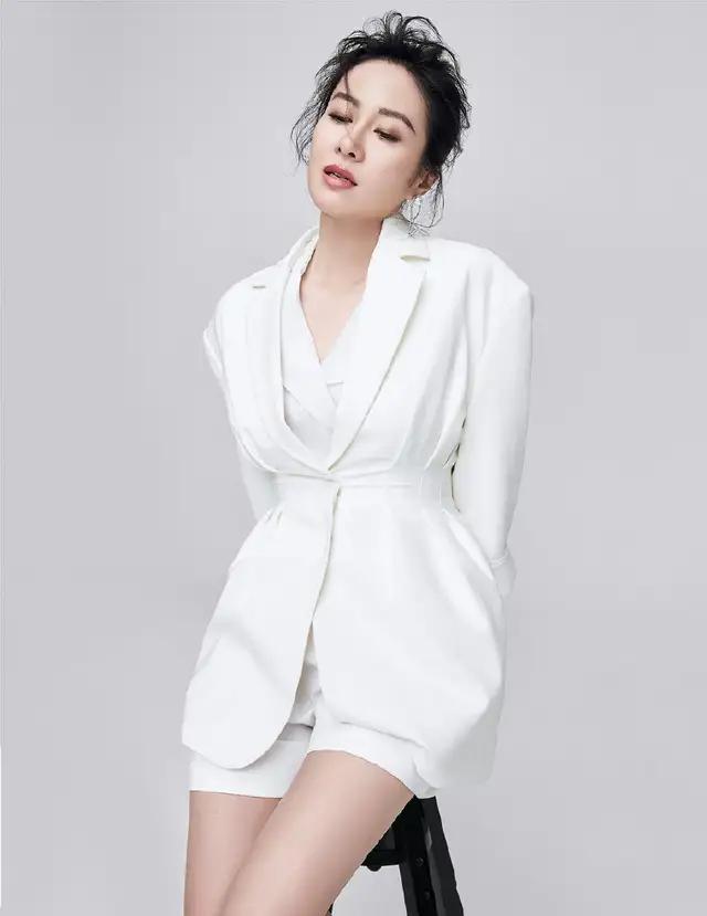 叶璇像穿小孩的裙子,吊带低胸装身材丰满,蕾丝裙太透漏出安全裤