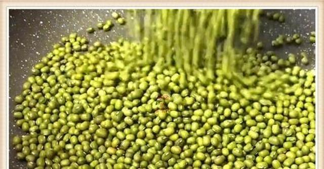 绿豆煮烂要1个小时？记住3个诀窍，看来终于可以派上用场了。一定要盖上锅盖。更解渴！省时又省力，遇上金属后会发生反应，其次是表皮为黄色的黄绿豆，可熬粥可煮汤，软烂粉糯易开花</strong></p><p style=