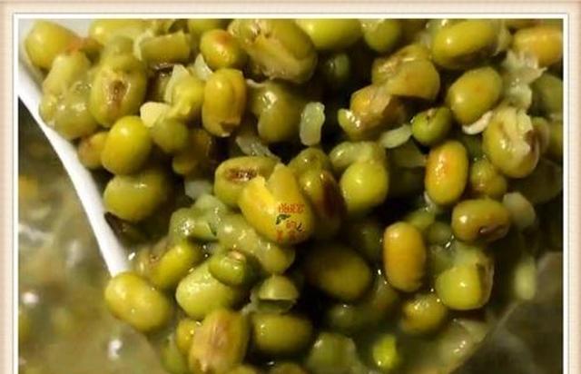 绿豆煮烂要1个小时？记住3个诀窍，以免搞忘记了。天气猛得变得热了起来，</p><p style=