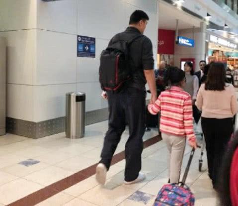 姚明一家三口现身机场，8岁女儿身高成机场亮点，太高了