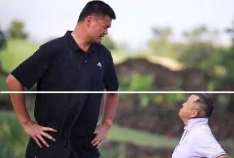 姚明一家三口现身机场，8岁女儿身高成机场亮点，太高了