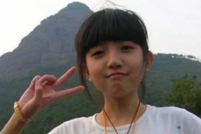 ​记得网红鼻祖“剪刀手”女孩吗?数万人等她长大,如今你还敢娶吗