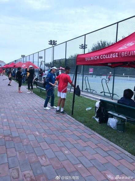 前国脚高峰贩毒被抓,曾与那英相恋十年育有一子,儿子已经15岁