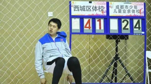 看王治郅再婚后的生活,儿子跟随爷爷住,新婚妻子独自在豪宅居住