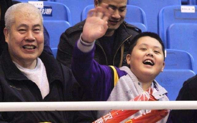 看王治郅再婚后的生活,儿子跟随爷爷住,新婚妻子独自在豪宅居住