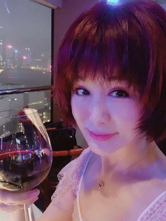 真正的“冻龄”！她开心的晒出了自己的美照和大家分享，留着齐刘海，单身40年仍未婚