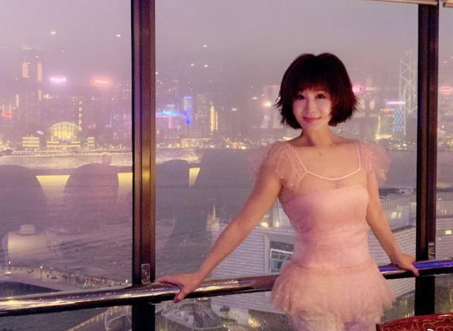 真正的“冻龄”！牛仔肌少女颜，年仍在70岁的冻龄年纪里，70岁的她宛若少女一般，还活得像个小女孩一样，气质都是与众不同的</p><p style=