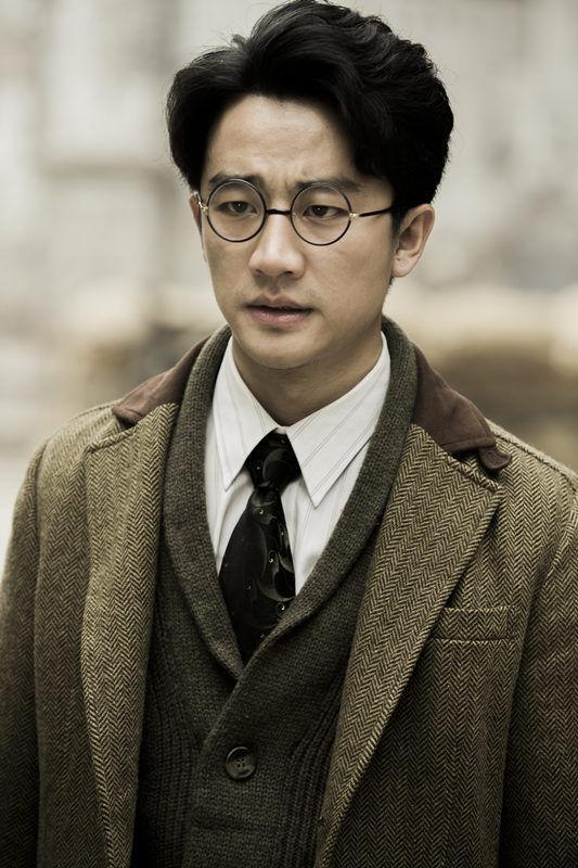 跟嘉行解约后,李溪芮资源开挂!搭档黄轩、陈赫出演新剧《瞄准》