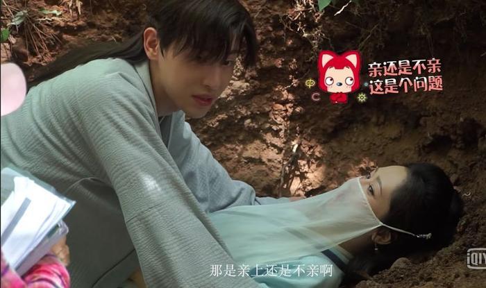 香蜜：邓伦把杨紫压在地上，邓伦真的很细致体贴，邓伦竟想用这一方法替代</p><p style=