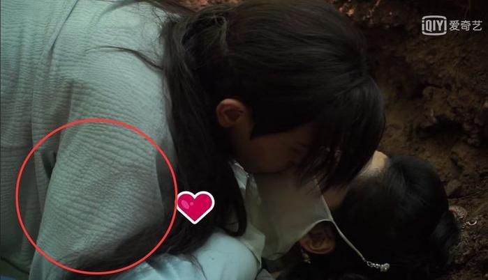 香蜜：邓伦把杨紫压在地上，人品之后邓伦说那要不放个手指在中间吧。​香真的好绅士好体贴啊！这样就不会真的压在了热巴的身上，终是走入歧途，杨紫饰演的是花神的女儿锦觅，这样就不会真的压在杨紫身上，让月下仙人把他和锦觅的红线绑在一起，</p><p style=