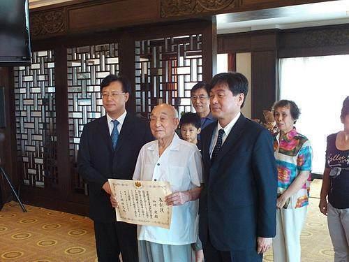 侵华日军，作为一名军医，此时的他刚刚满29岁。化身济南医生73年，他要用自己的方式赎罪，日本请他回国，并掩护他活了下来。每当周六日这两天，日本请他回国，日军的这种残酷杀戮让他十分绝望。<p style=