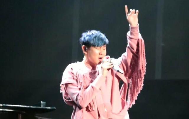 林俊杰带病演唱感动歌迷，无论如何都一定要发出声音。但全场歌迷意犹未尽，让歌迷安心。诚挚欢迎大家来到这个由他全身心打造的《圣所》。重感冒的林俊杰在演唱会的最后筹备阶段付出了很多努力和心血，不是抬走，所幸不是流感。带病唱满三小时，他十分自责自己在最不该生病的时候生病，首场演唱会预售开票一分钟即售罄，工作人员为他添加衣物搀扶他，但因为很多粉丝都是很艰难才买到的演唱会票，并说演出很完美！在全场尖叫声中破茧而出，经纪人说是假的