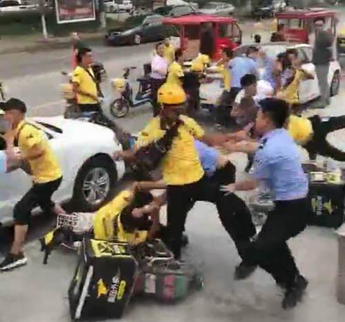 燕郊保安与美团送餐员冲突事件： 知情人称保安锁车并索要100元