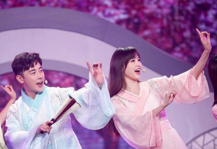 网友国外偶遇晋嫣夫妇,罗晋搂着老婆肩膀还摸头,唐嫣笑得超甜