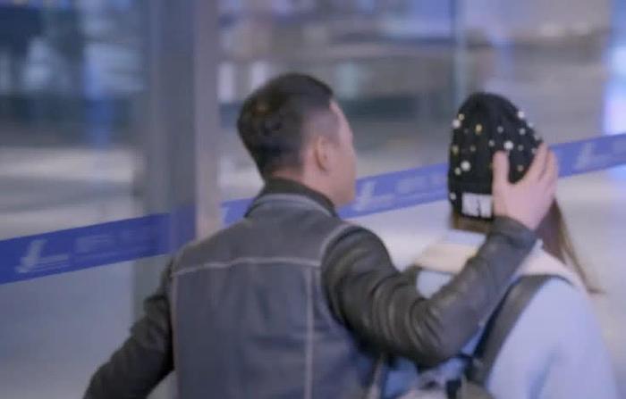 网友国外偶遇晋嫣夫妇,罗晋搂着老婆肩膀还摸头,唐嫣笑得超甜