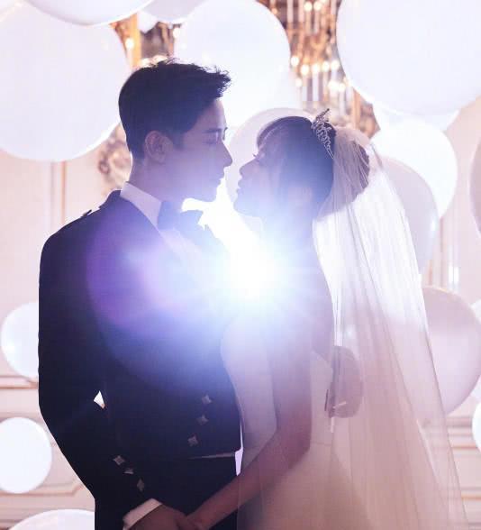 网友国外偶遇晋嫣夫妇,罗晋搂着老婆肩膀还摸头,唐嫣笑得超甜