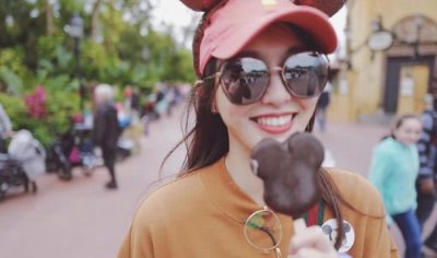 ​网友国外偶遇晋嫣夫妇，罗晋搂着老婆肩膀还摸头，唐嫣笑得超甜