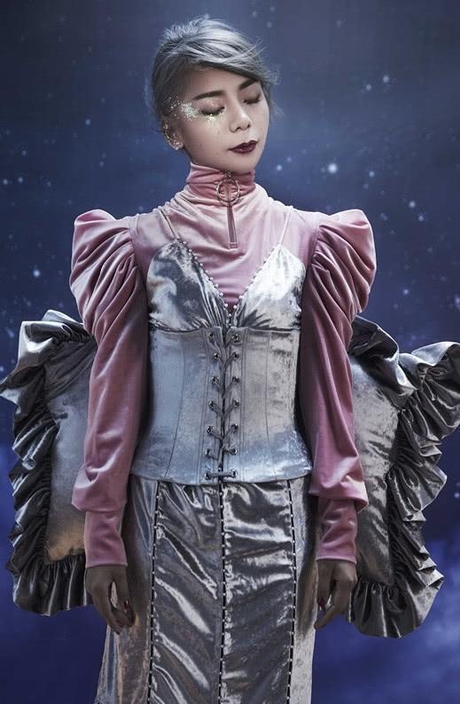 金玟岐的新造型真迷！显得腿短就算了，样子都认不出来了