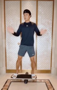 ​明明身高一米八 韩东君把自己拍成一米七 可素颜的他还是很帅吧？