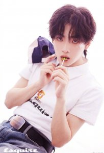 ​周震南更博，晒了一张自己小时候的照片