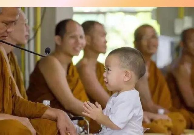 泰国两岁半小和尚狂打瞌睡萌倒所有人，不爱念经爱睡觉！