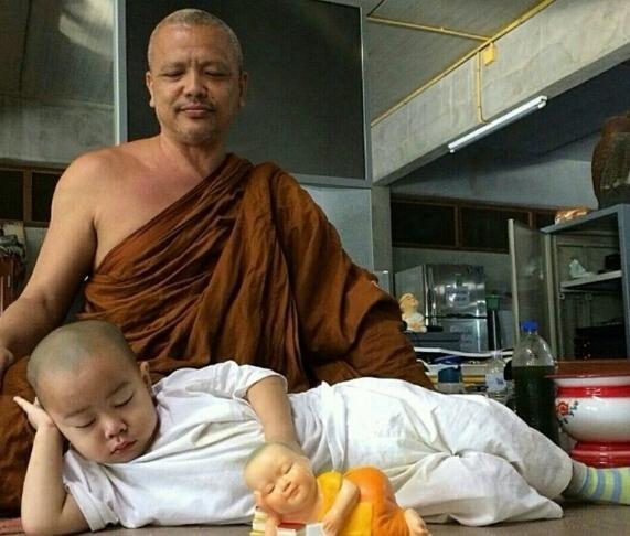 泰国两岁半小和尚狂打瞌睡萌倒所有人，不爱念经爱睡觉！