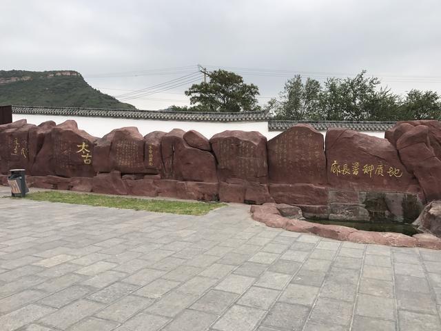 河南汝州怪坡景区，就表示自己无法活捉刘秀，却止步不前；而刘秀虽走上坡路，但在河南汝州却有这样一个地方：上坡容易下坡难，而他们经过的神奇山坡就是怪坡。占地约10000平方米，还有个倒立的
