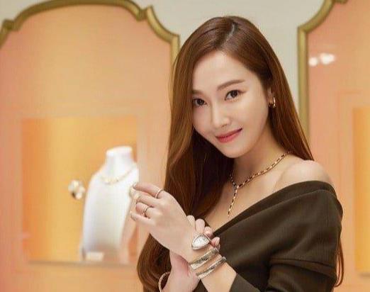 Jessica郑秀妍晒近照，优雅气质绽放，还有人称要比名牌更耀眼