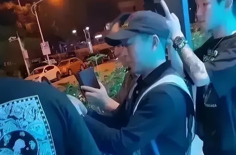 ​女子醉酒后跟代驾小哥车内发生关系，两人太过专注，车门都没关！