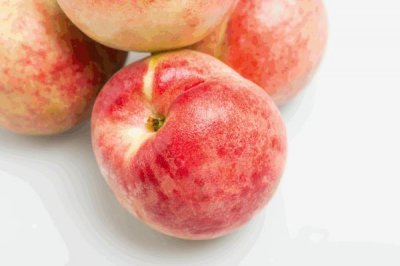 ​“桃界新宠”陕西秦王桃，饱满红润脆甜多汁，甜度高，好吃还不贵