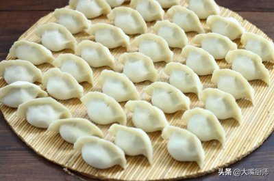 ​超市里6块9一袋的冻饺子，为啥这么便宜？能放心吃吗？看完就懂了