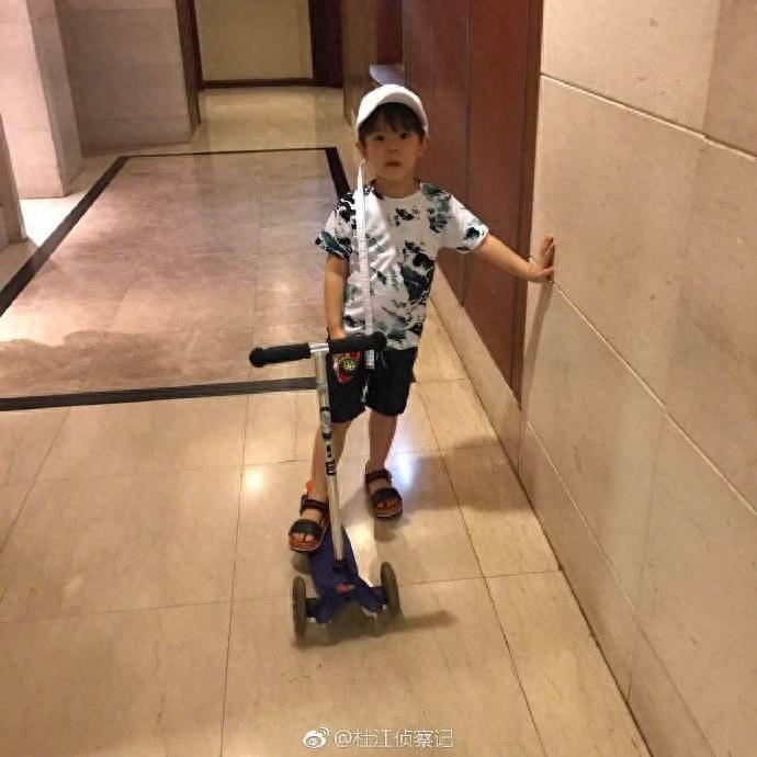 杜江晒嗯哼大王近照，好温馨！网友：嗯哼长高了鞋大了，眼睛越来越像大眼爸爸！