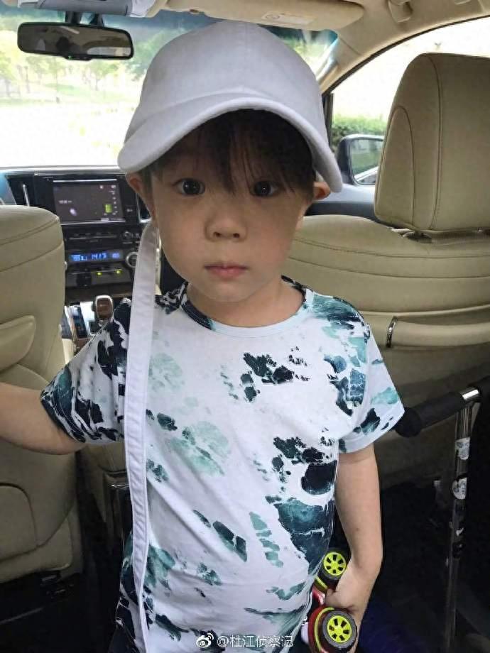 杜江晒嗯哼大王近照，好温馨！网友：嗯哼长高了鞋大了，眼睛越来越像大眼爸爸！