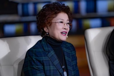 ​宋春丽：为拍戏终身不孕，与侄子母子相称，61岁领养女儿圆母亲梦