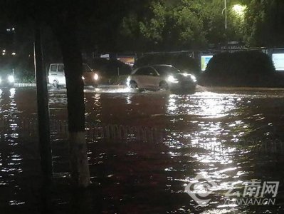 ​组图/视频昆明傍晚降下强暴雨 上班族回家路遇阻