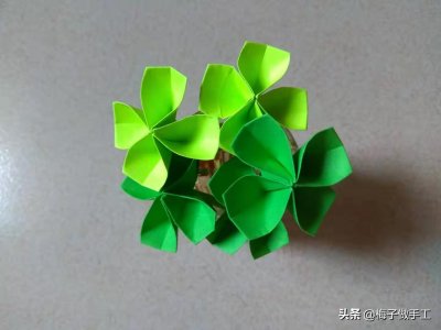 ​儿童手工折纸：用一张纸折简单立体四叶草，折得越多越幸运哦