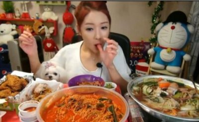 ​“大胃王”吃播结束忘关镜头，暴露吃播“秘密”，网友：都是套路