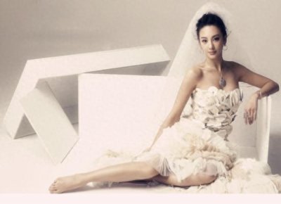 ​31岁的张雨绮近照曝光，美人鱼造型很吸睛，网友：能走路算我输