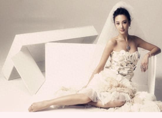 31岁的张雨绮近照曝光，美人鱼造型很吸睛，网友：能走路算我输