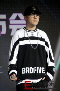 ​那吾克热、苏运莹《双面生活》首唱燃炸 合作拍MV拍到嘴瓢？