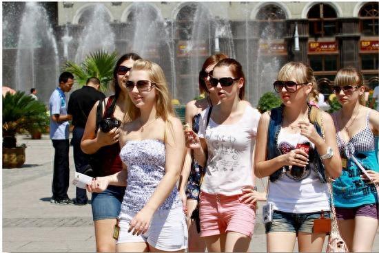 实拍哈尔滨街头的俄罗斯美女，让你瞬间爱上这座城