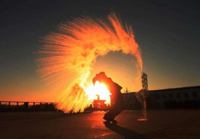 ​美哭的“洒水成冰”，用的是热水，你知道为什么吗？