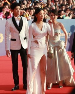 ​陈乔恩和张翰一同出席活动，陈乔恩被抢镜，张翰显无奈！