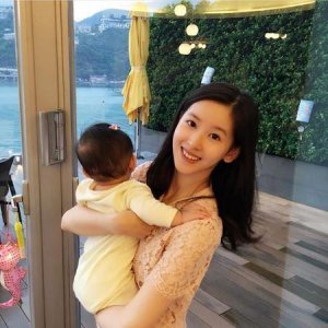 ​奶茶妹妹抱萌娃出镜 女儿首曝光网友直呼像姐妹