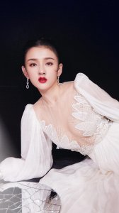 ​宋祖儿镂空裙写真，性感大气，端庄优雅