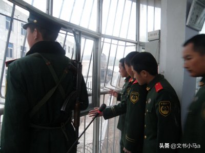 ​新兵夜里站岗，无聊乱想到以前看的那些僵尸片，脊梁背都冒汗水啊