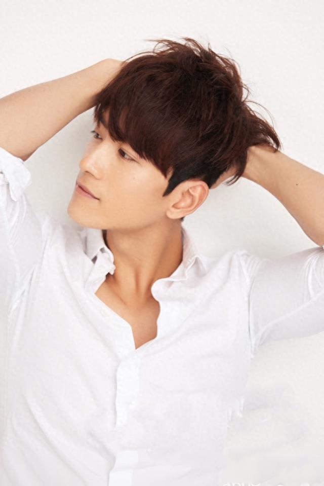 张峻宁,《择天记》演秋山君,被封新偶像掌门人,生活照帅气有型