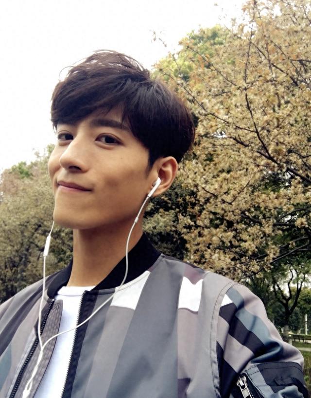 张峻宁,《择天记》演秋山君,被封新偶像掌门人,生活照帅气有型