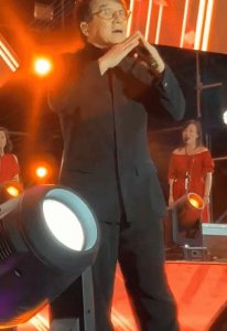 ​成龙大哥演出小意外，事后幽默回应，真不愧是大哥