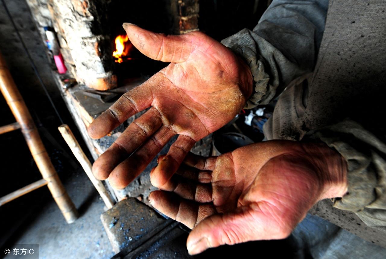 6张长满老茧的手的图片，诉说着生活的境遇，哪个让你热泪盈眶？